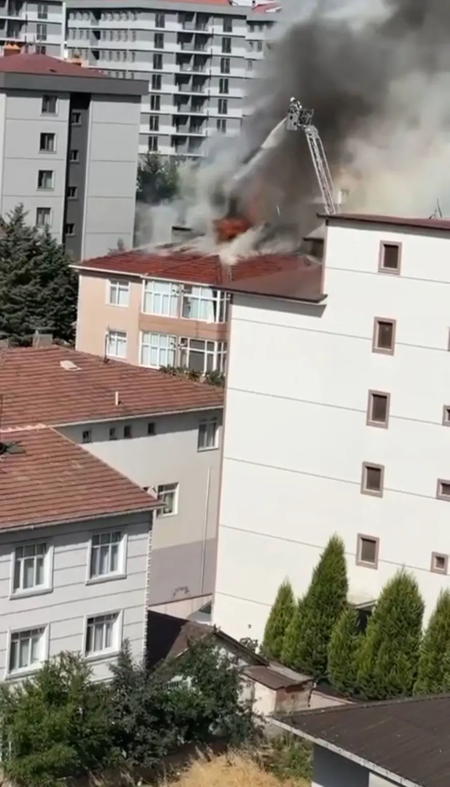 Tuzla'da tadilat sırasında yangın çıktı: 4 binanın çatısı alev alev yandı 6