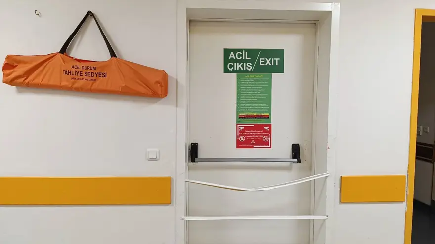 Hastanenin acil çıkış kapıları kablo kanallarıyla kapatıldı 1