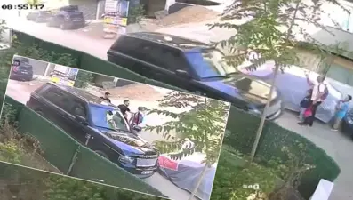 Lüks araçtan indi, çocuklarının önünde babaya tokat attı