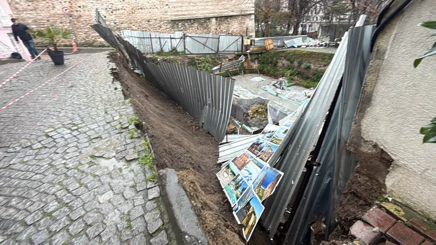 Fatih'te yol çöktü 4