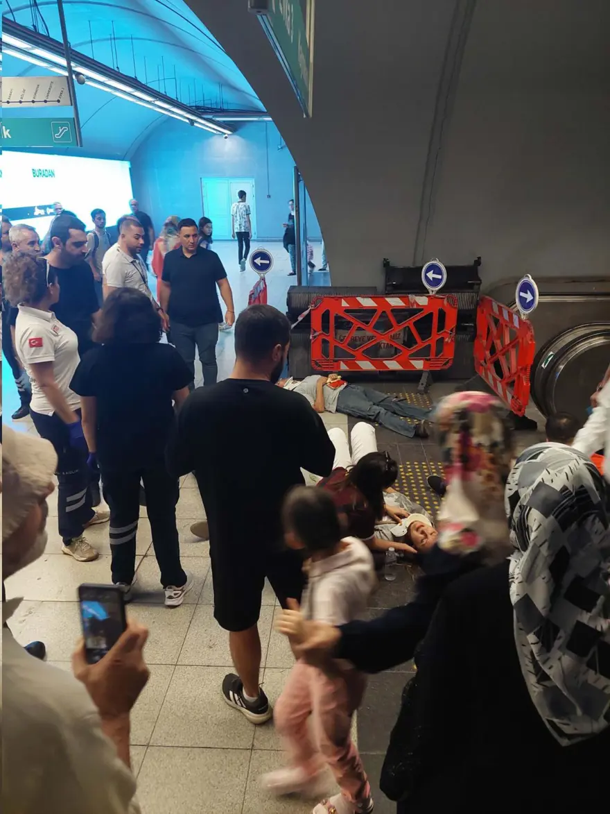 İzmir metrosunda Üçyol istasyonunda yürüyen merdivenkazası: 11 yaralı İzmir metrosunda Üçyol istasyonunda yürüyen merdivenkazası: 11 yaralı