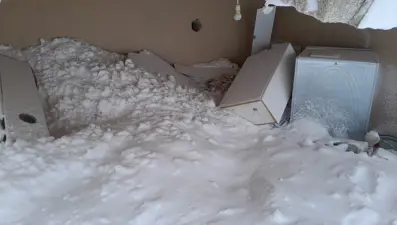 Van’da evin üzerine çığ düştü