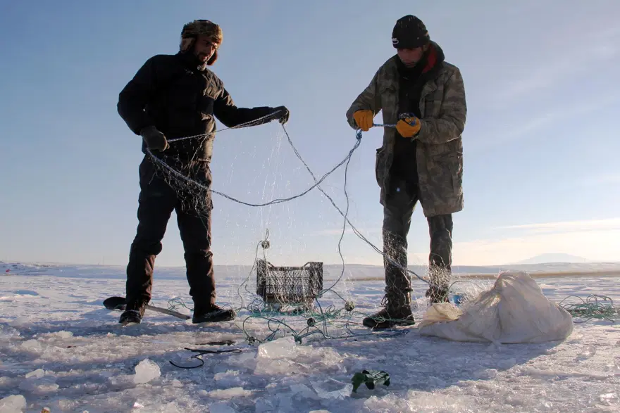 Donan Çıldır Gölü'nde Eskimo usulü balık avı 9