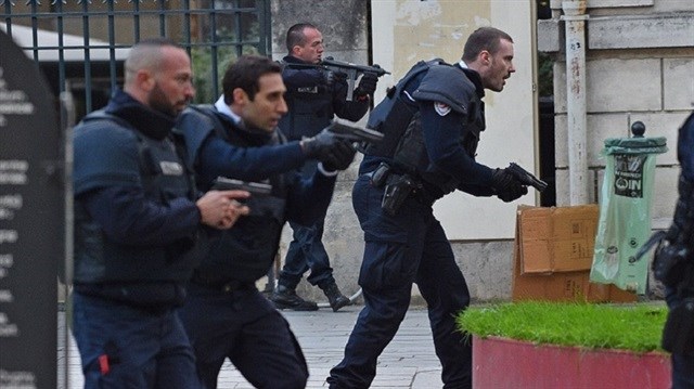 Cumhurbaşkanı Hollande'ın konuşması sırasında polisler iki kişiyi yanlışlıkla vurdu
