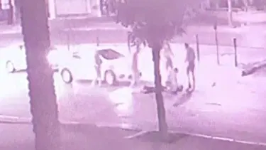 Antalya'da dövülüp yola bırakılan gencin üzerinden taksi geçti