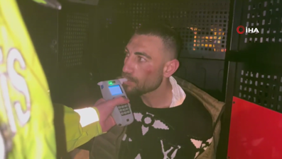 Alkollüsürücü duran arabalara çarptı, polislere askerlik anılarını anlattı