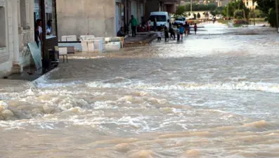 Su borusu patladı, yollar göle döndü