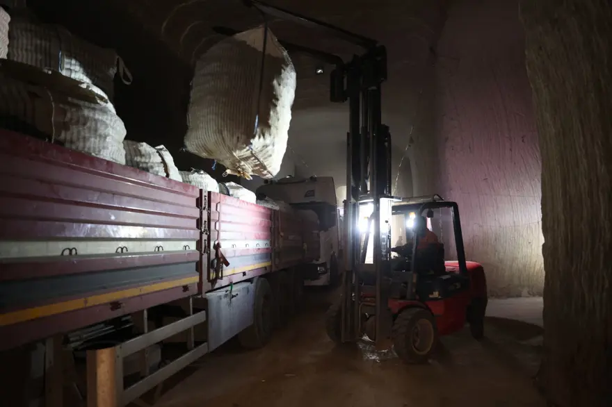 Mağaradan Türkiye'nin dört bir yanına dağıtım: Günde 600 TIR yanaşıyor 9 Mağaradan Türkiye'nin dört bir yanına dağıtım: Günde 600 TIR yanaşıyor 9