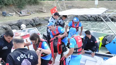 Tekneleri alabora olan sporcuları deniz polisi kurtardı