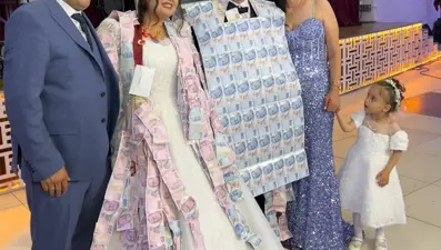 Dikkat çeken takı merasimi! Damada paradan yelek giydirdiler