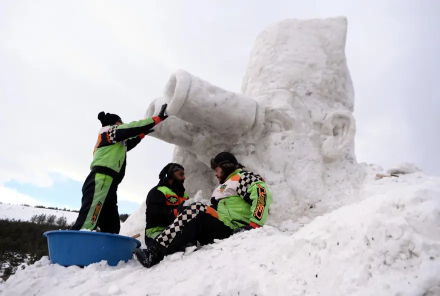 Çıldır'daki buz festivali için kardan devasa Atatürk heykeli yapılıyor 4