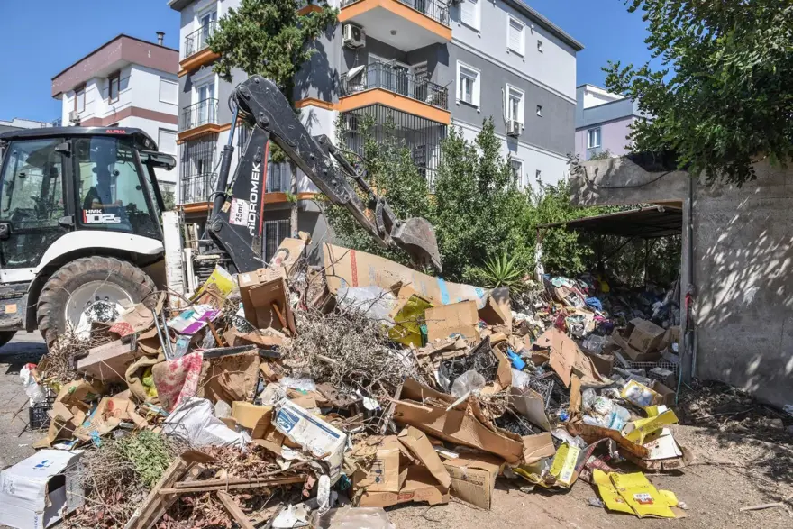 Çöp ev operasyonu: 2 evden 12 kamyon çöp çıkarıldı 3