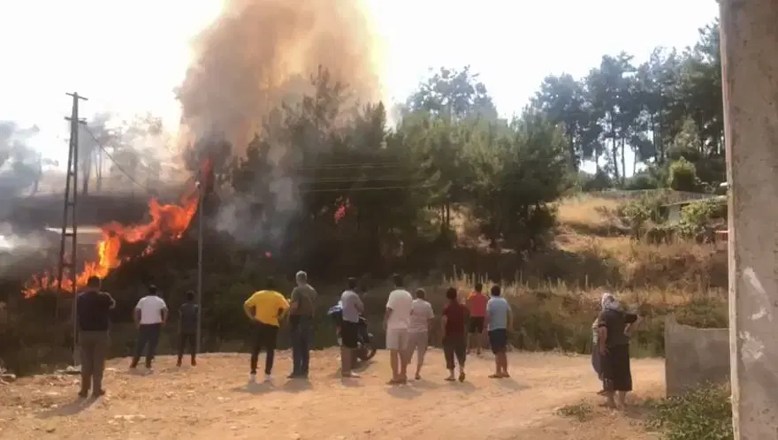 Anamur’da yerleşim yerlerine yakın bölgede orman yangını 1