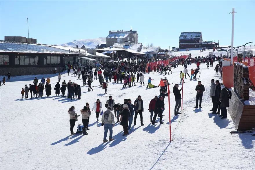 Erciyes Kayak Merkezi'nde hafta sonu yoğunluğu 3