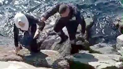 Kayalıkların arasına düştü, güvenlik kurtardı
