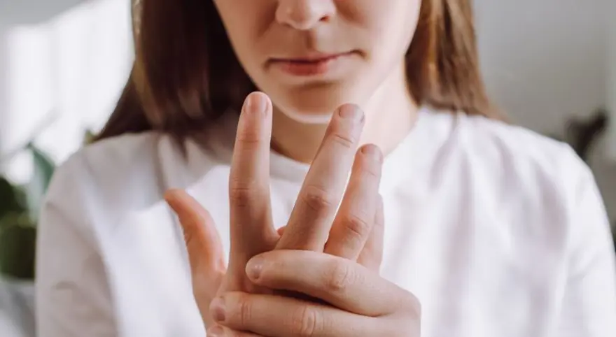 Parmak çıtlatmak zararlı bir alışkanlık mı? Harvardlı uzmanlar gerçeği açıkladı 2 Parmak çıtlatmak zararlı bir alışkanlık mı? Harvardlı uzmanlar gerçeği açıkladı 2