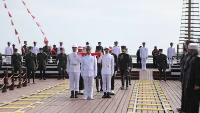 Atatürk'ü temsil eden bayrak Samsun'da karaya çıkarıldı