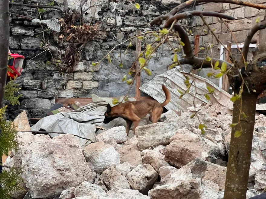 Fatih'te tarihi surlarda çökme: Enkaz altında kalan bir kişi hayatını kaybetti 5