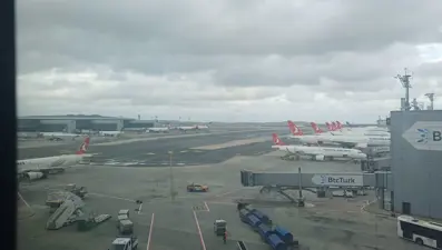 İstanbul'da fırtına: Uçaklar havada tur attı, üç uçak Çorlu'ya indi