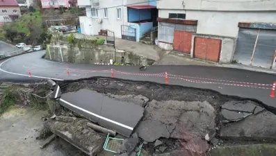 Yağışlar sonrası yol evin bahçesine çöktü