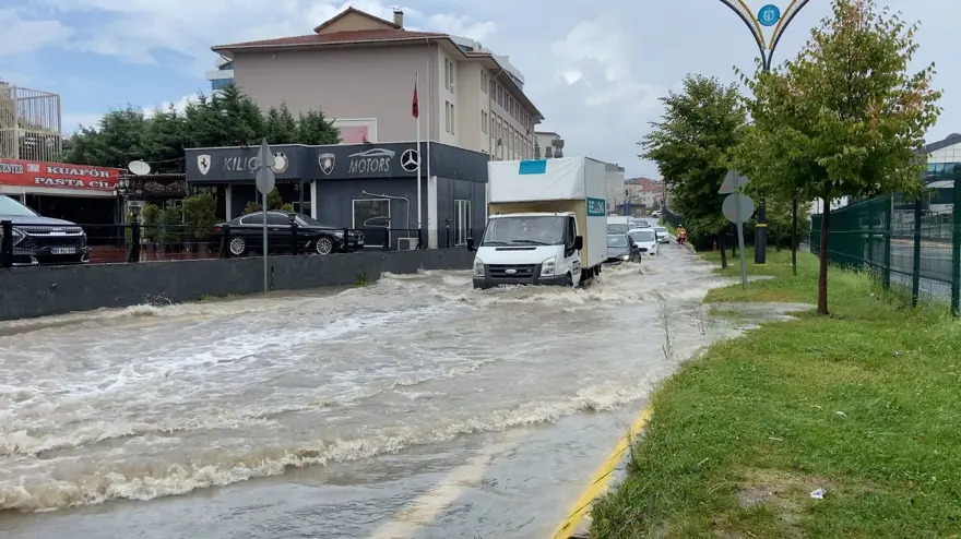 Kocaeli'de sağanak! Cadde ve sokaklar göle döndü 1