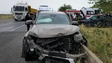Otomobil ile kamyonet çarpıştı: 1 ölü, 3 yaralı