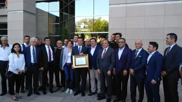 İstanbul Büyükşehir Belediye Başkanı Ekrem İmamoğlu mazbatasını aldı