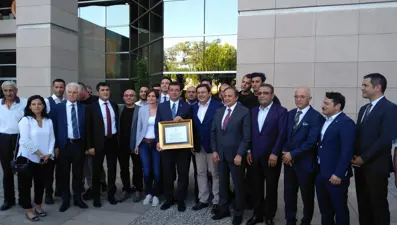 İstanbul Büyükşehir Belediye Başkanı Ekrem İmamoğlu mazbatasını aldı