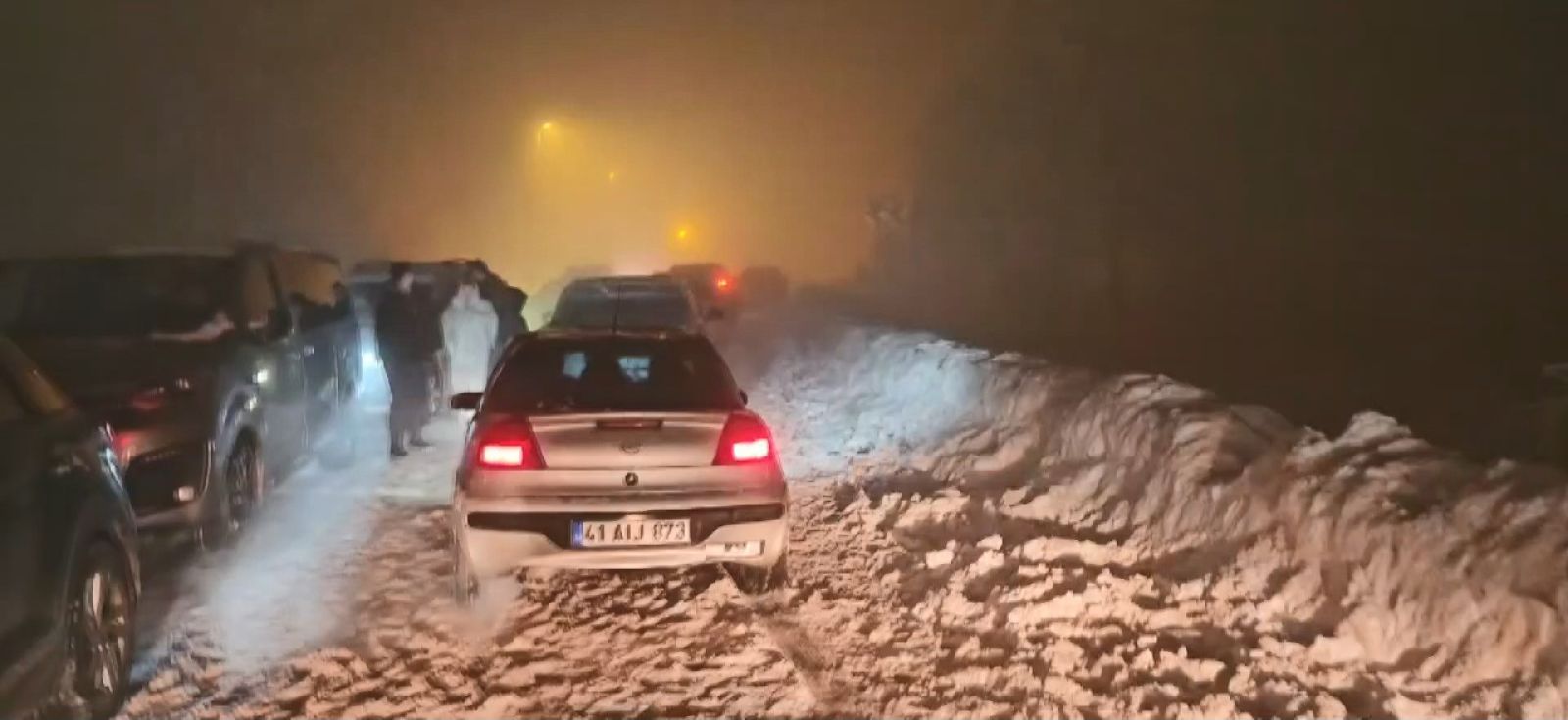 Kartepe'de hafta sonu yoğunluğu:  Yüzlerce araç yolda mahsur kaldı