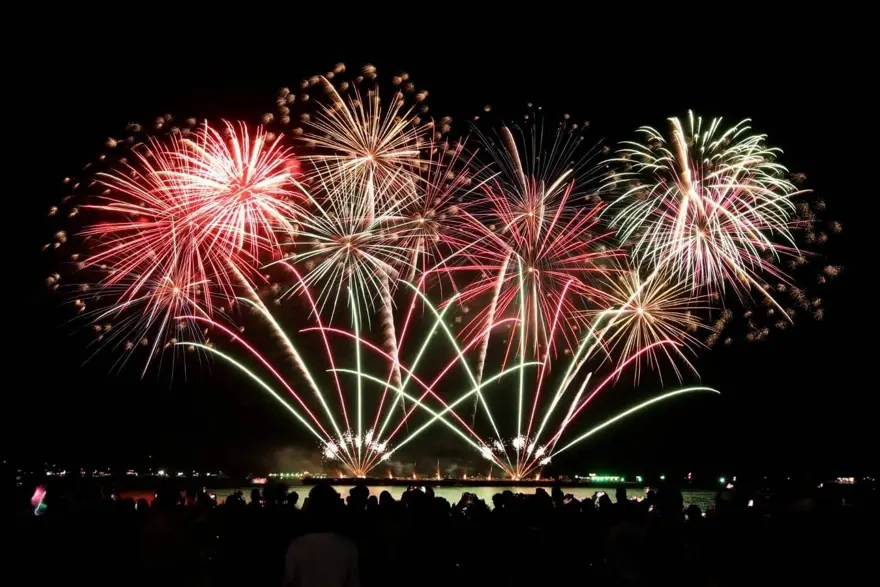 Tayland'da havai fişek festivali renkli görüntüler oluşturdu 10