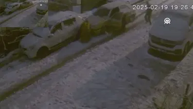 Karlı yolda kayan araç çocuğu sürükledi