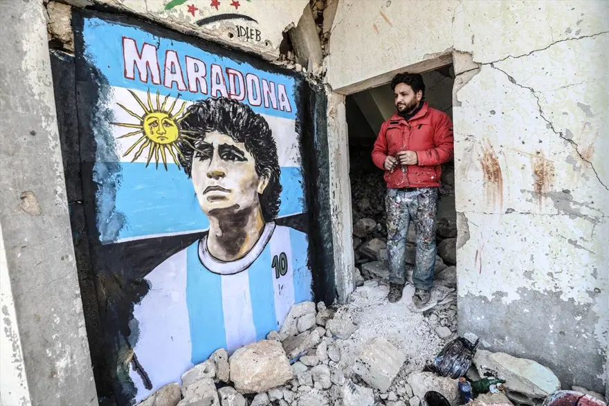 Maradona'nın resmi İdlib'de yıkılan bir evin duvarına çizildi 10