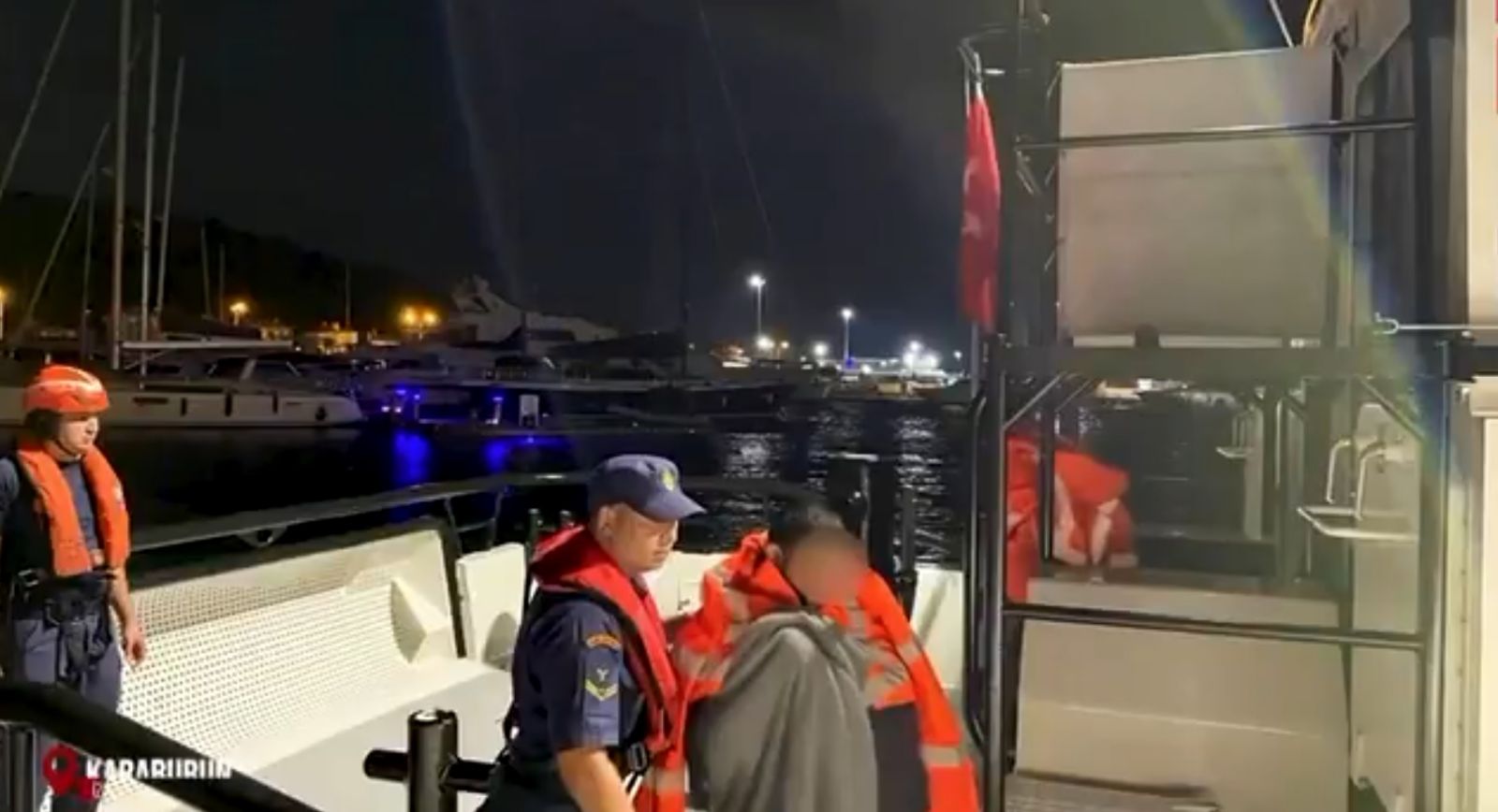 İzmir'de gezi teknesi battı: Üç kişi kurtarıldı