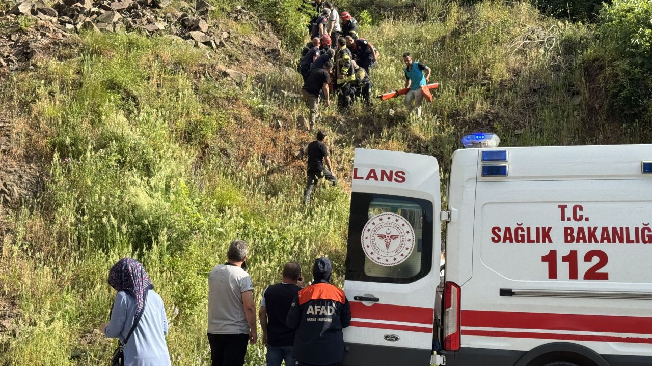Kayalıklardan düşen kadın öldü, iki oğlu yaralandı