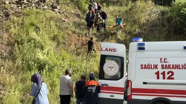 Kayalıklardan düşen kadın öldü, iki oğlu yaralandı