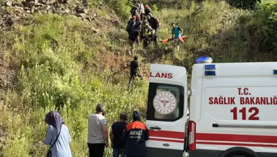 Kayalıklardan düşen kadın öldü, iki oğlu yaralandı