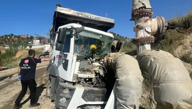 Kamyon, jeotermal enerji tesisindeki sıcak su borusuna çarptı