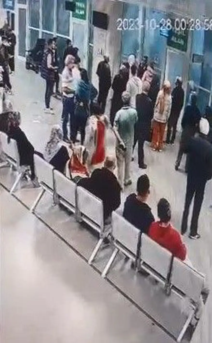 Doktorla tartıştı, hastaneden dışarı çıkarıldı 1