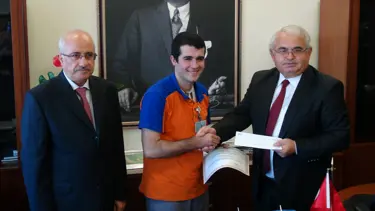 Temizlik işçisi, havalimanında bulduğu 75 bin lirayı sahibine iade etti