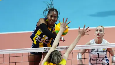 Avrupa'da Türk derbisi: Fenerbahçe, Vakıfbank'ı 3-0'la geçti