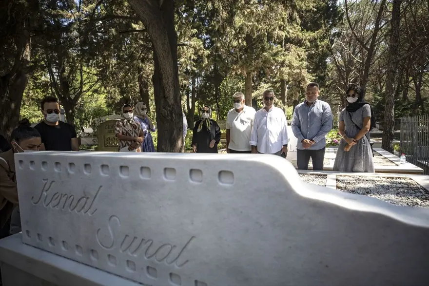 Ali Sunal: Sana olan özlemimi kelimelerle anlatamam (Kemal Sunal kabri başında anıldı) 2