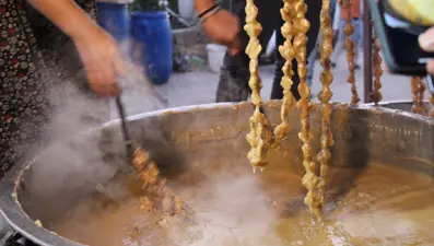 Şifa kaynağı olan yöresel tatlılar harire ve cevizli sucuk yapımı başladı