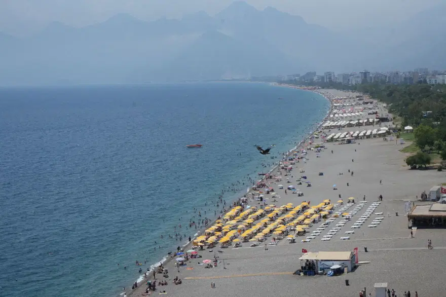 Antalya'da nem yüzde 80'i buldu! Sahiller dolup taştı 