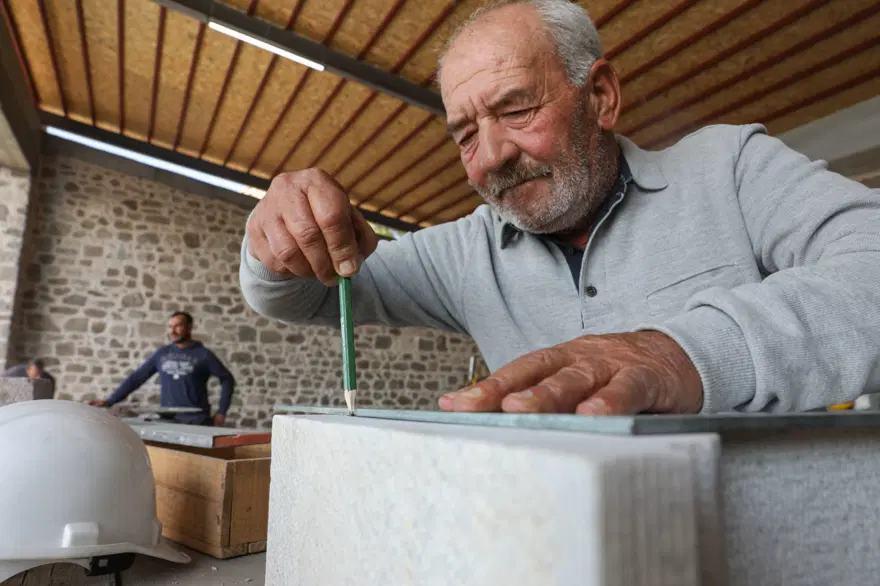 Bergama Antik Kenti'ndeki 2 bin yıllık eserlere usta dokunuşu 3