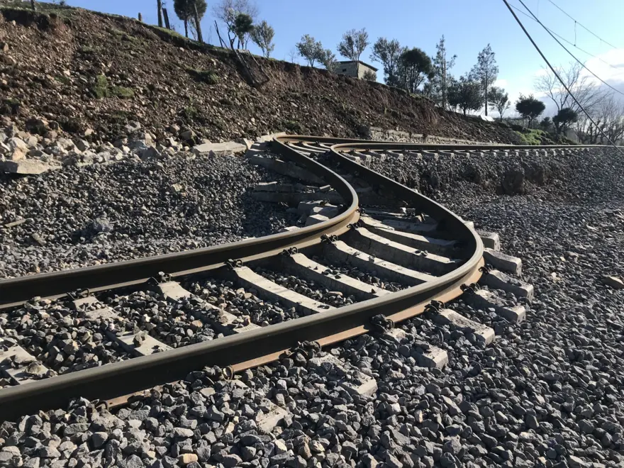 Deprem tren raylarını tel gibi büktü 1