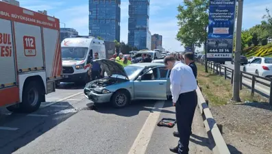 D-100'de 5 araç birbirine girdi: Yaralılar var