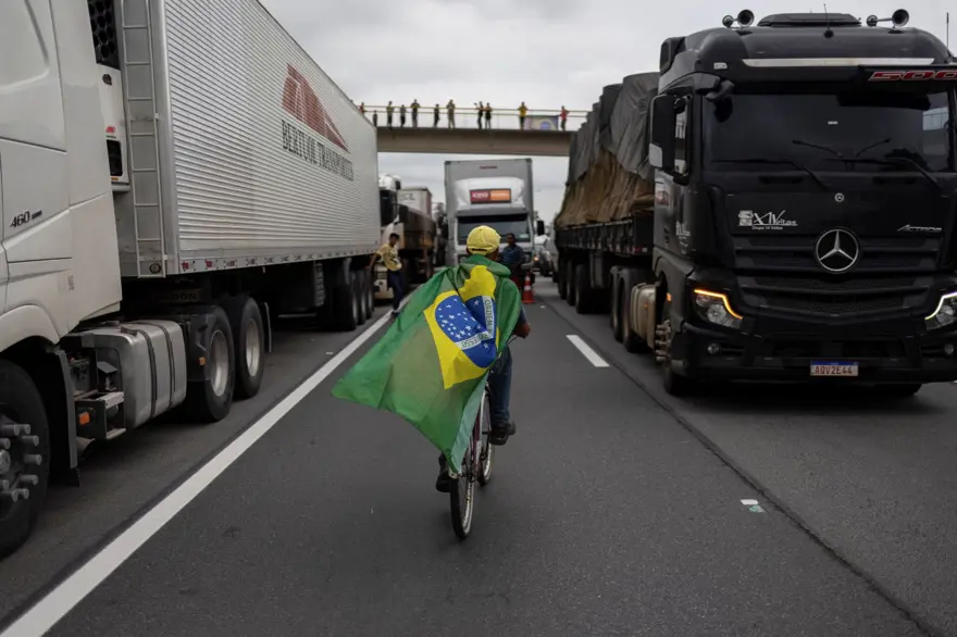 Brezilya'da Bolsonaro taraftarı kamyoncular yolları kapattı 6