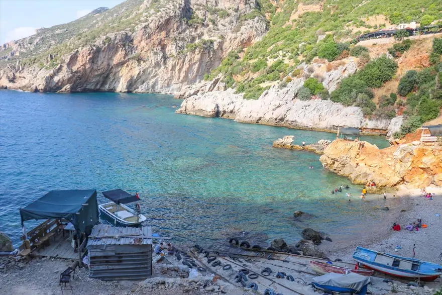 Akdeniz'de korsanların saklandığı Karamağara Koyu turist akınına uğruyor 9