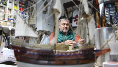 40 metrekarelik dükkandan Amerika&#x27;ya gemi maketi gönderiyor: Beyaz Saray&#x27;dan bile aradılar