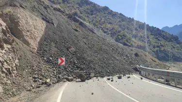 Artvin'de heyelan: Yol ulaşıma kapandı